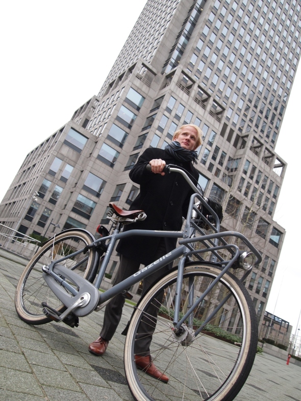 Cycle Chic: Eske the consultant cycles in his suit to work