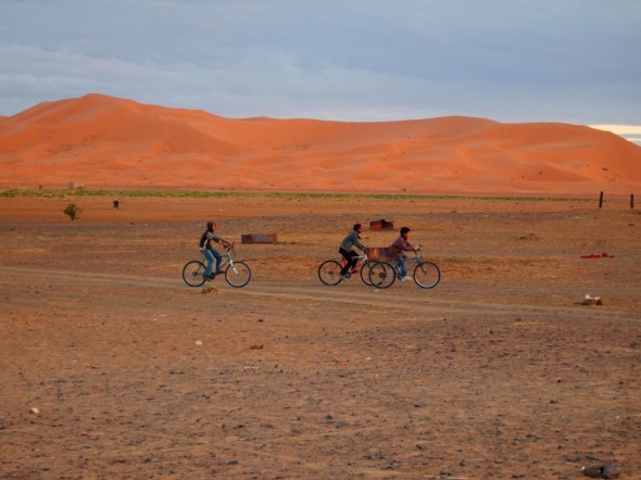 Cycling through the Moroccan dessert